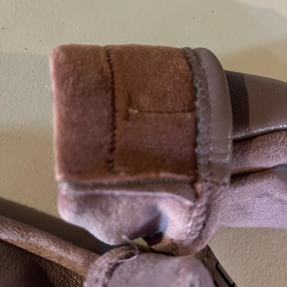 UGG MAUVE LAVENDER LEATHERETTE GLOVES NWT - Picture 4 of 5